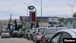 Чарга на аўтазапраўку ў акупаваным Севастопалі, чэрвень 2026 году