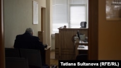 Un procuror așteaptă începutul ședinței la Judecătoria Buiucani.