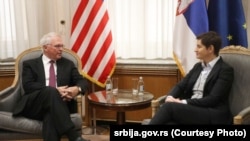 Кристофер Хил, амбасадор на САД во Белград и Ана Брнабиќ, премиерка на Србија, на средба во Владата на Србија на 15 април 2022 година.