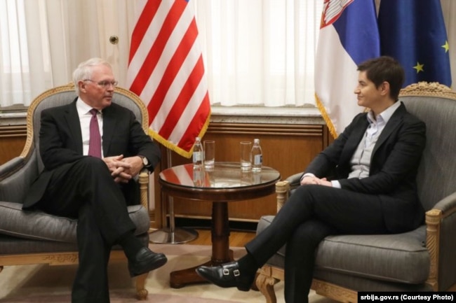Christopher Hill, ambasadori aktual i SHBA-së në Beograd dhe Ana Bërnabiq, kryeministre e Serbisë, gjatë një takimi në Qeverinë e Serbisë më 15 prill 2022.