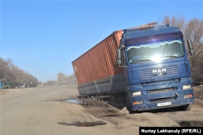 HD порно үй шаруасындағы әйелдер үлкен әтештермен