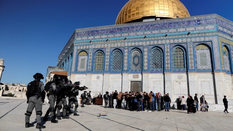 Најмалку 152 Палестинци повредени во судирите пред џамијата Ал Акса во Ерусалим