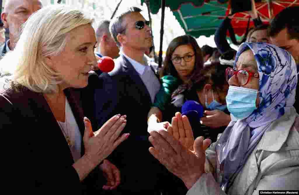 Marine Le Pen egy Marseille-környéki piacon kampányolt április 15-én