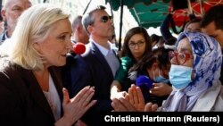 Marine Le Pen, kandidatkinja francuske krajnje desničarske stranke na predsjedničkim izborima 2022., na tržnici dok vodi kampanju u Pertuisu, blizu Marseillea na jugu Francuske, 15. aprila 2022. 