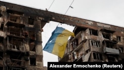 Zastava Ukrajine na srušenoj zgradi u Mariupolju, 14. april 2022.