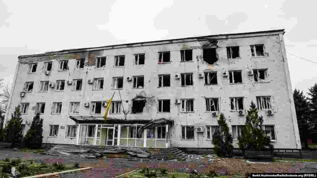 Пошкоджена обстрілами російських військових адміністративна будівля в Мар&#39;їнці, 14 квітня 2022 року