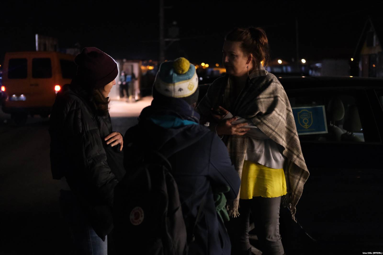 Na graničnom prelazu Medyka Ella razgovara sa dvije žene koje interesuje njena inicijativa, 12. april 2022.