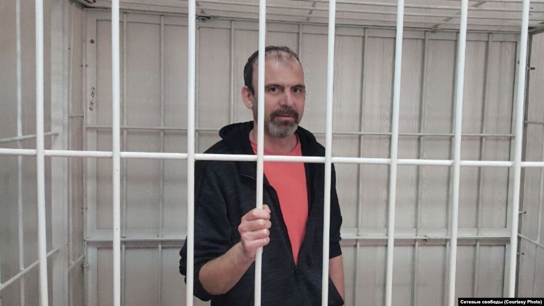 Mihail Afanasîiev, unul dintre cei mai cunoscuți jurnaliști de investigații din Siberia și redactor-șef al revistei Novîi Fokus din regiunea rusă Hakasia, a fost arestat de forțele de securitate în aprilie 2022.