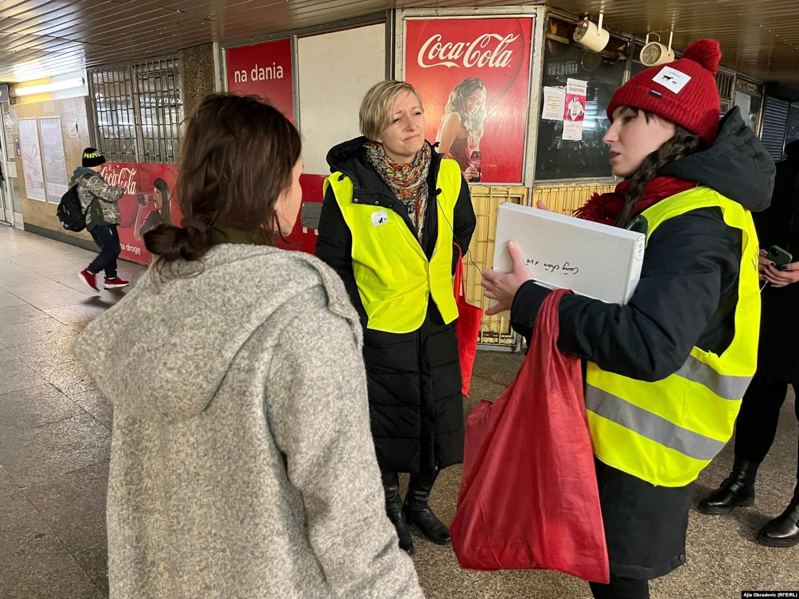 Volonterke Klaudia Kalita i Katarzyna Bialous pomažu ženi iz Ukrajine na Zachodnia autobuskoj stanici u Varšavi, 08. april 2022. 