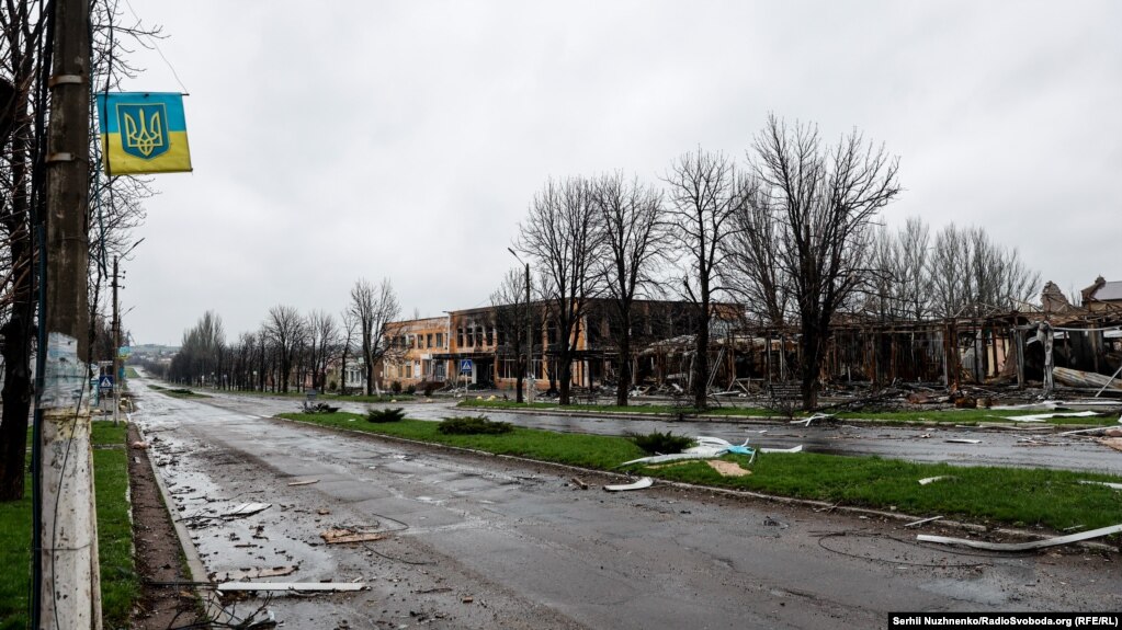 Загарбники продовжують вести постійні обстріли на Мар’їнському, Очеретинському й Авдіївському напрямках (на фото – Мар’їнка, 14 квітня 2022 року)