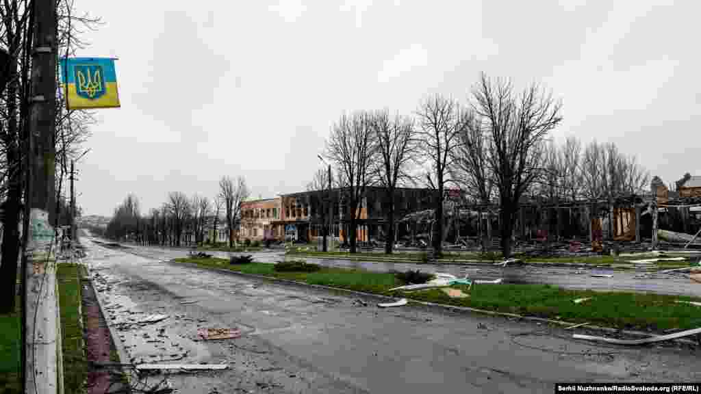 Проспект Дружби, центральна вулиця Мар&lsquo;їнки пошкодженна в результаті обстрілів російських військових, 14 квітня 2022 року
