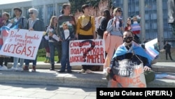 Protest în fața ministerului Educației din Chișinău împotriva discriminării elevilor transgender în școli, 15 aprilie 2022.