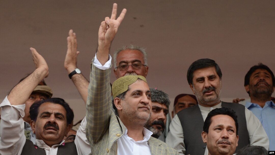 د بلوچستان نیشنل پارټۍ مشر، اختر مينګل د ګوند له نورو غړو سره په يوه جلسه کې (انځور له ارشيفه) 