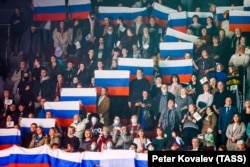 Зрители во время концерта, посвященного 8-й годовщине аннексии Крыма с Россией, в спортивном комплексе «Юбилейный», Россия. Санкт-Петербург, 18 марта 2022 года