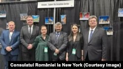 Echipa României de la Târgul Travel & Adventure Show New York s-a fotografiat în fața unor imagini mici în care era reprezentată România. 