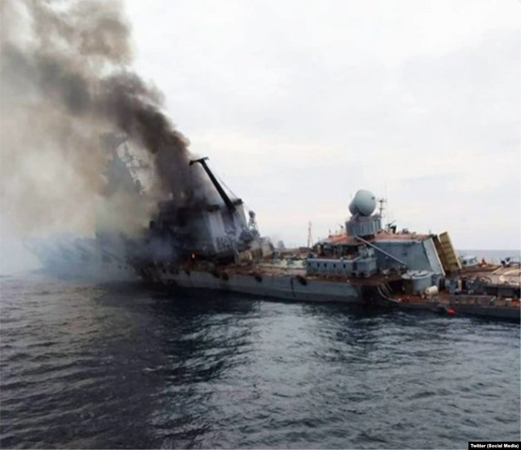 Фото, поширене в соймережах, на якому крейсер «Москва», флагман ЧФ Росії, після влучання в нього українських ракет. Квітень 2022 року