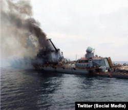 Фото, распространенное в сейсетах, на котором крейсер «Москва», флагман ЧФ России, после попадания в него украинских ракет. Апрель 2022 года