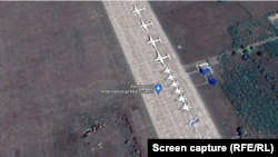 O captură de ecran de pe Google maps înfățișând cele șase avioane MIG-29 ale Republicii Moldova flancate de alte aparate de zbor pe aeroportul militar de la Mărculești, 18 aprilie 2022