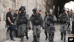 Izraelska policija patrolira Starim gradom u Jerusalemu, 17. april 2022.