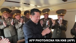 Severnokorejski lider Kim Džong Un aplaudira dok prati probno ispaljivanje novog tipa taktičkog navođenog oružja.