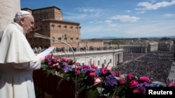 Папа Франциск виступає із традиційним посланням «До міста і світу» (Urbi et Orbi) з нагоди святкування Великодня, 17 квітня 2022 року