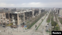 O vedere aeriană arată blocurile avariate de bombardamentele rusești în sudul orașului Mariupol, Ucraina, 18 aprilie 2022.