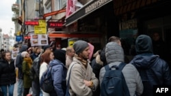 Эмигранты из России стоят в очереди за билетами на концерт Оксимирона в Стамбуле, март 2022 года