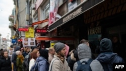 Red za karte za koncert ruskog repera 'Oxxxymiron' u ulici Kadikoy u Istanbulu, 15. marta 2022. Mnogi mladi Rusi stigli su u Tursku, jednu od posljednjih destinacija koje su još uvijek dostupne sa ruske teritorije zbog zapadnih sankcija koje izoluju zemlju.
