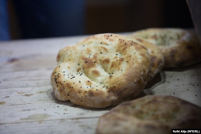 Qytetarët e Prizrenit thonë se furrat në qytetet e tjera të Kosovës nuk kanë arritur që ta marrin recetën e somuneve që bëhen në këtë komunë për Ramazan.