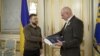 Президент України Володимир Зеленський (л) зустрічається з головою представництва Євросоюзу Матті Маасікасом