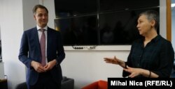 Premierul Belgiei, Alexander de Croo, alături de directorul Europei Libere, Elena Tănase, în timpul unei vizite efectuate de oficialul belgian în redacția Europei Libere.