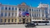 «Победный» баннер с буквами «Z» и «V» на портике административного здания предприятия «Черноморнефтегаз» на площади Советской. Симферополь, 15 апреля 2022 года