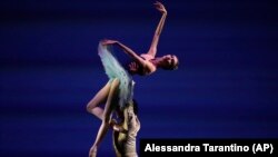  Олга Смирнова танцува на благотворителен концерт за Украйна в Неапол на 4 април. 
