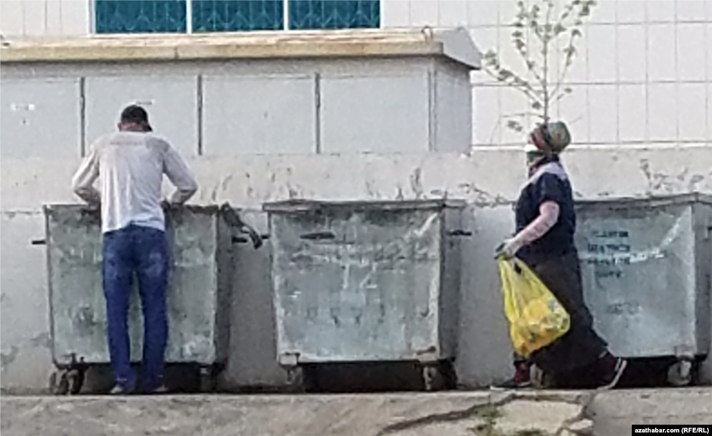 Мусорные контейнеры в жилом массиве. Ашхабад, апрель, 2022