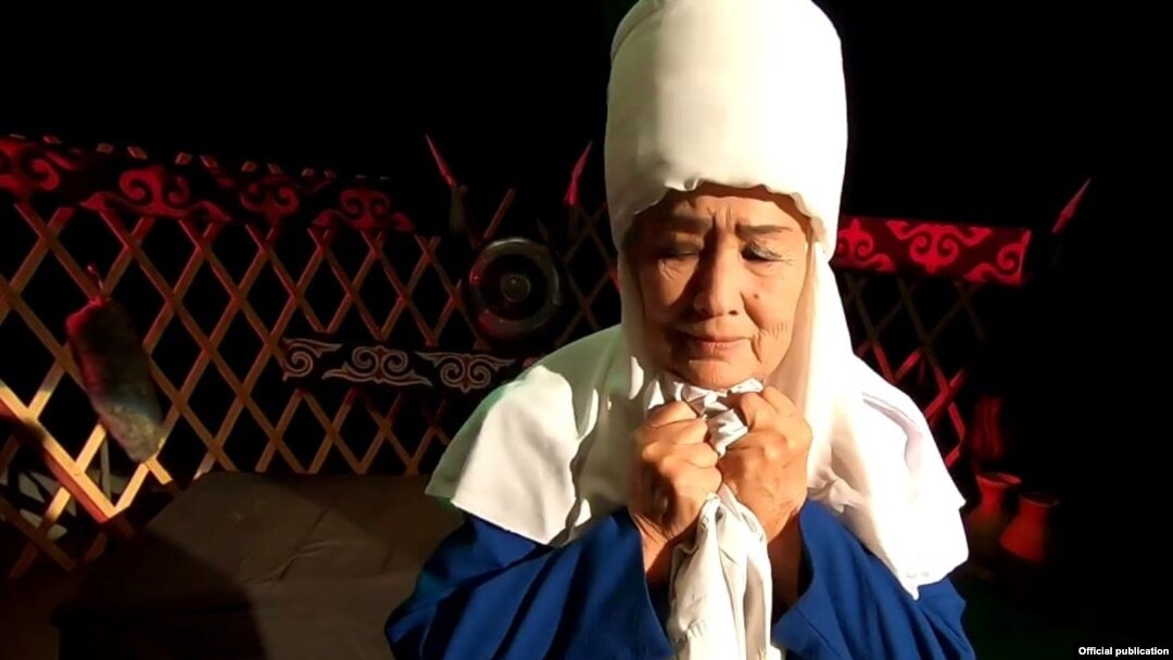 Айтажи Шабданова Курманжан Датканын ролунда. 