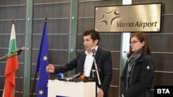  Премиерът Кирил Петков и външният министър Теодора Генчовска настояват, че интервенцията по евакуирането на моряците е дело на българската страна 