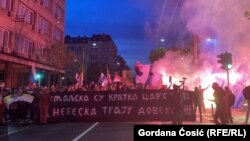 Demonstranti u protestnoj šetnji do ambasade Rusije u Beogradu, 15. april 2022.