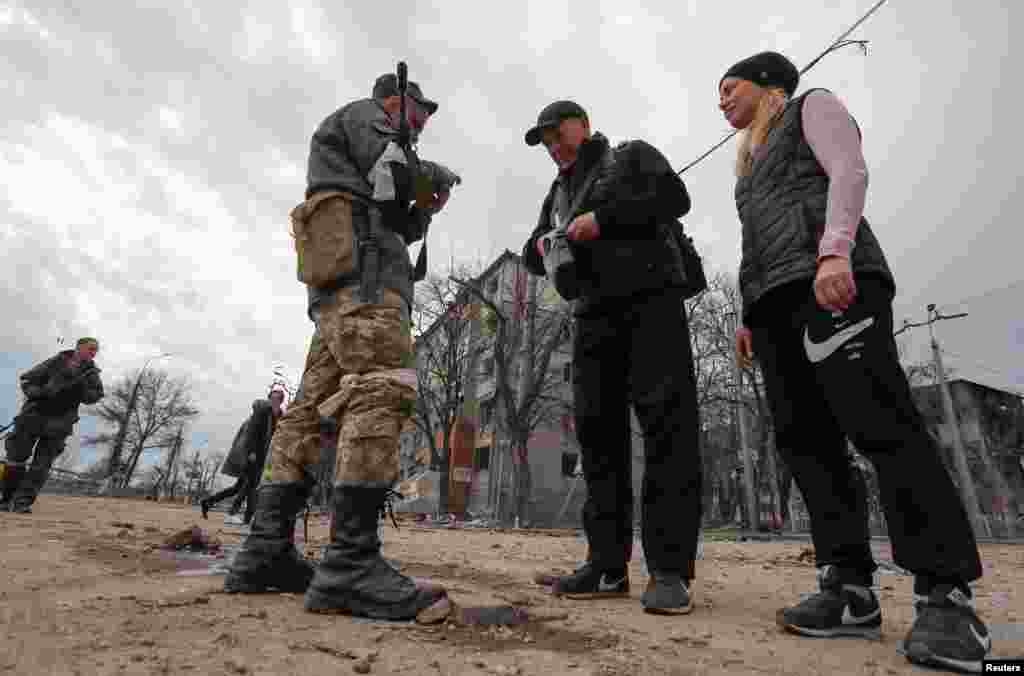 Pripadnici proruske vojske zaustavljaju civile kako bi provjerili njihove dokumente u Mariupolju, 18. april.