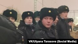 შუაში მარკ ტარასოვი.