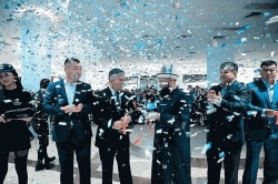 Каныбек Туманбаев, Максатбек Токтомушев и Равшан Сабиров на открытии «Блэк стар бургер», 25 марта 2019 года.