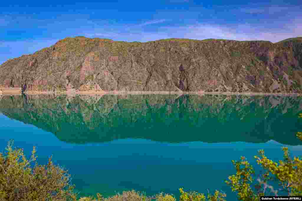 Jezero je izgrađeno duž rijeke Ak-Buura.