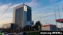 Світлова конструкція у формі букви «Z» на фасаді навчального корпусу університету в Криму, Сімферополь, 15 квітня 2022 року