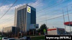 Світлова позначка «Z» на корпусі Кримського університету в окупованому Сімферополі, фото ілюстративне