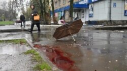 Ukrajinski bolničar pomaže ranjenima u sred bombardovanja