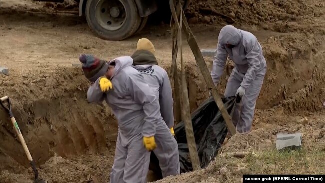 Захороние гражданских лиц возле Бучи под Киевом, эксгумация