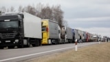 Чарга грузавікоў на памежным пераходзе ў Медніках. Архіўнае фота