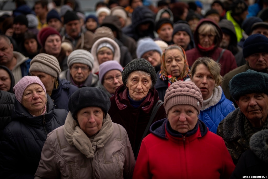 Banorët e Buças presin shpërndarjen e ushqimeve, të organizuar nga Kryqi i Kuq më 18 prill.