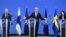 Jens Stoltenberg NATO-főtitkár (középen), Pekka Haavisto finn (balra) és Ann Linde svéd külügyminiszter (jobbra) közös sajtótájékoztatót tart megbeszélésük után a brüsszeli NATO-székházban 2022. január 24-én