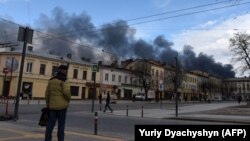 Дым над городом после ракетного удара.