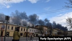Дым над городом после ракетного удара 